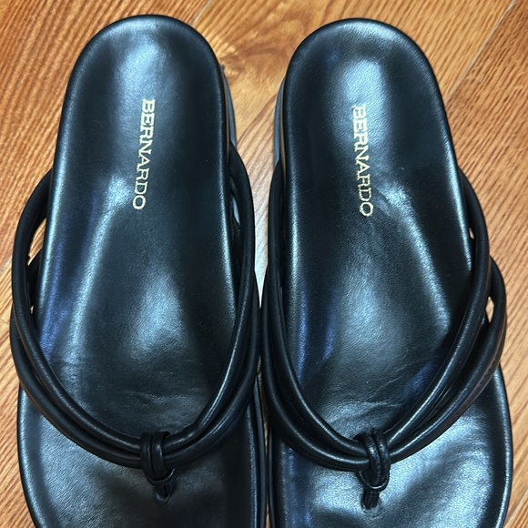Bernardo Elegant Black Leather Slides - Picture 2 of 4
